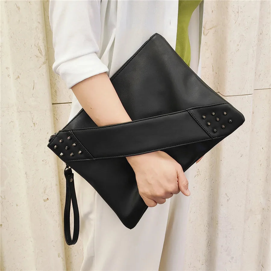 Wyatt תיק קלאץ' דמוי עור