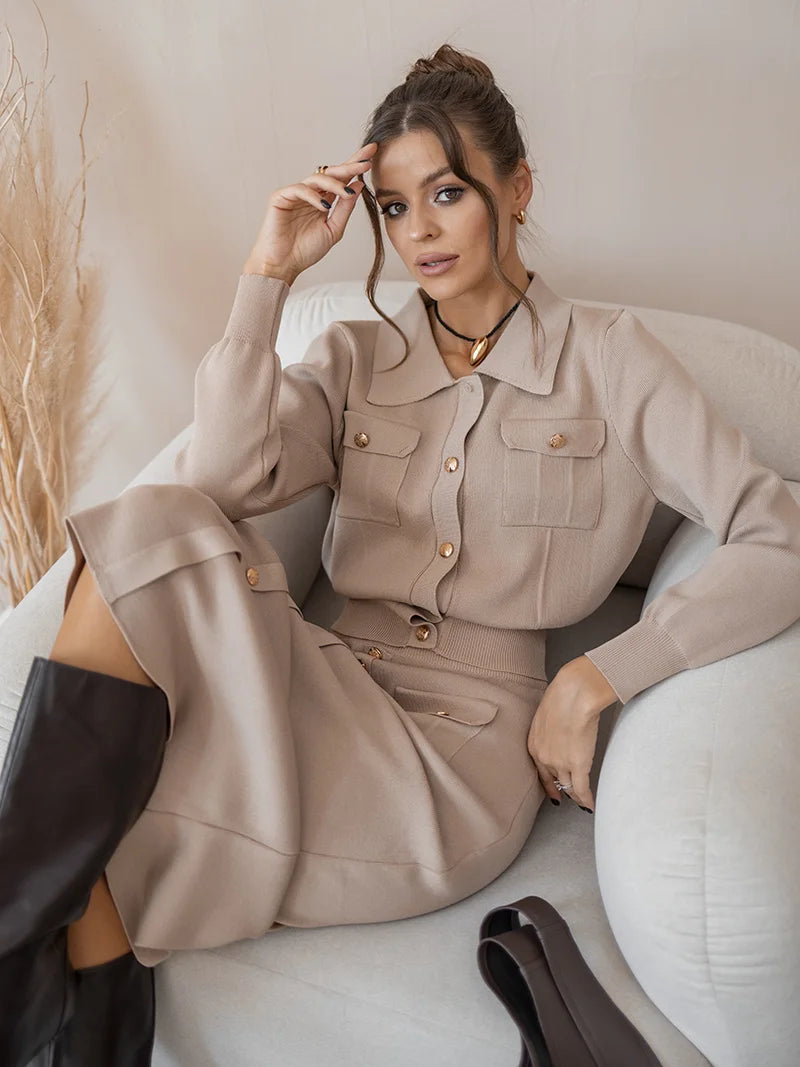 סט סרוג חולצה וחצאית מידי בעיטור כפתורים וכיסים - Danna